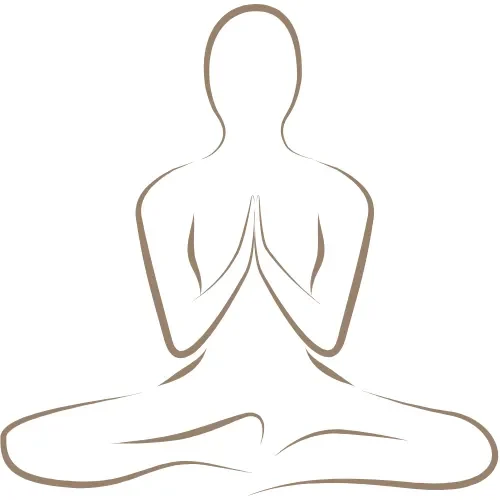 Balance statt Perfektion Sitzende, meditierende Person mit gefalteten Händen in einer entspannten Haltung.